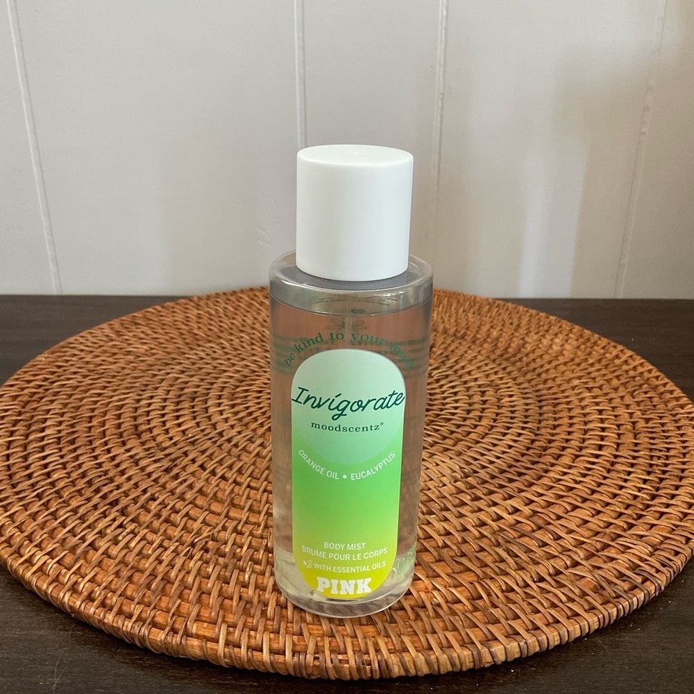 VICTORIA'S SECRET PINK INVIGORATE SCENTED BODY MIST SPRAY 8.4 FL OZ - Picture 1 of 2